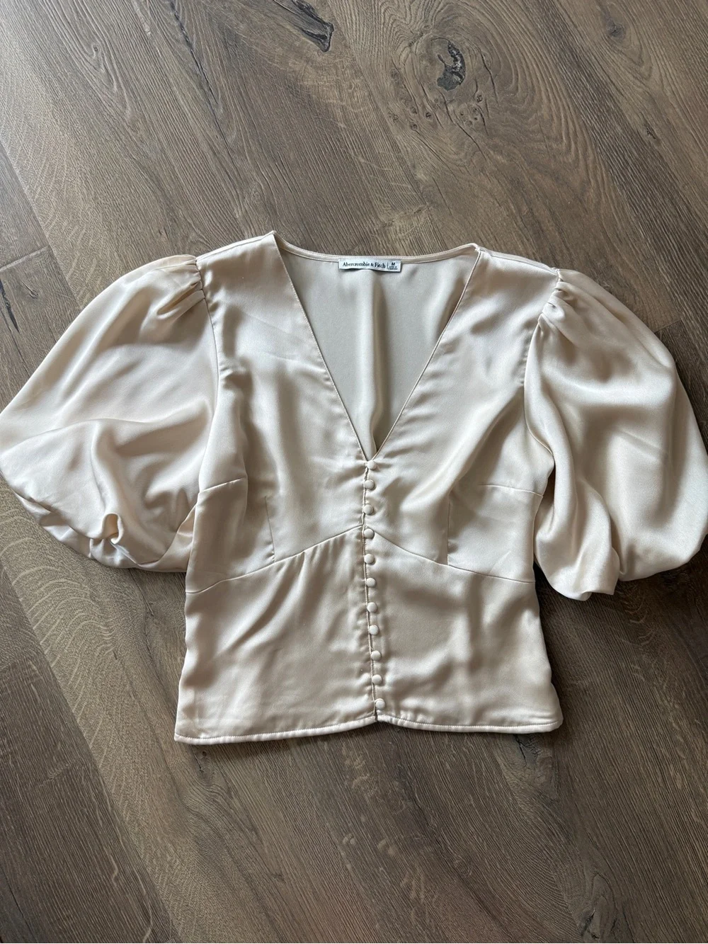 Abercrombie & Fitch Champagne Satin Look Puff Sleeve Button Front Blou